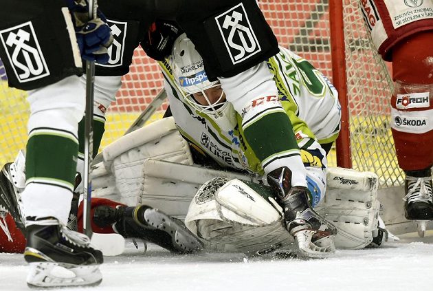 Karlovarský brankář Tomáš Závorka zasahuje v zápase se Slavií v 6. kole baráže o extraligu.