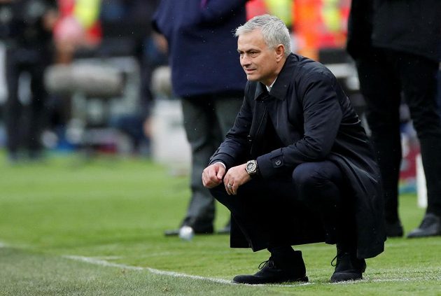 Manažer José Mourinho sleduje své svěřence - fotbalisty Tottenhamu - v bitvě s West Hamem.