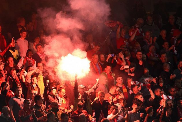 Radost fanoušků Liverpoolu po úvodním gólu proti Seville ve finále Evropské ligy.