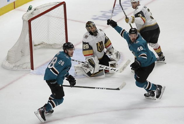 Brankář týmu Vegas Golden Knights Marc-Andre Fleury je překonaný. Slaví hráči San Jose Sharks Timo Meier (28) a český Tomáš Hertl (48).