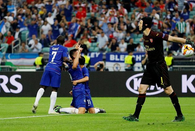 Petr Čech vyhazuje míč po inkasovaném gólu ve finále Evropské ligy. Hráči Chelsea před ním oslavují.
