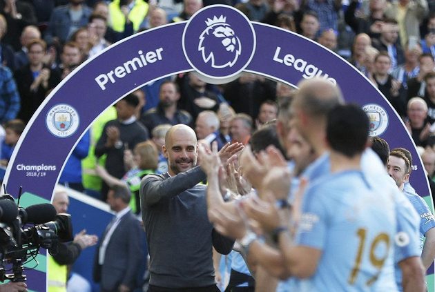 Mistrovská radost v podání Manchesteru City. Manažer Pep Guardiola slaví s hráči triumf v Premier League, rozhodla o tom výhra nad Brightonem.