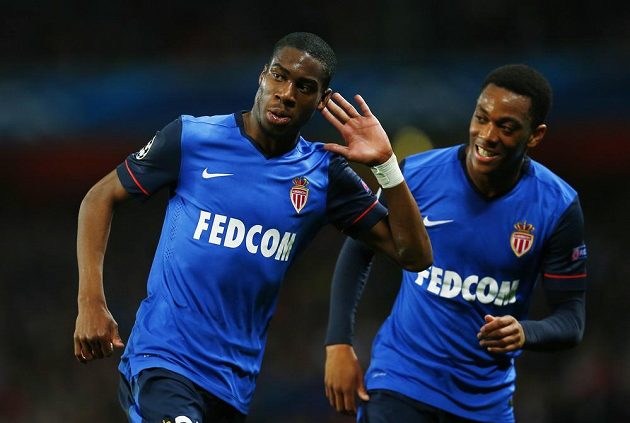 Geoffrey Kondogbia (vlevo) a Anthony Martial z Monaka oslavují gól proti Arsenalu.