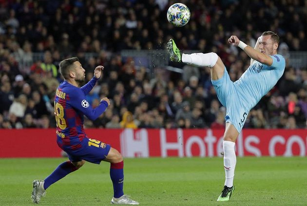Takhle si slávista Vladimír Coufal vyšlápl na zadáka Barcelony Jordiho Albu.