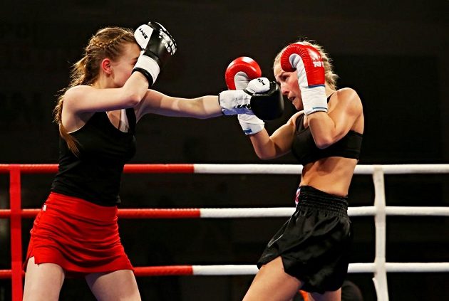 Boxerka Fabiána Bytyqi v boji.