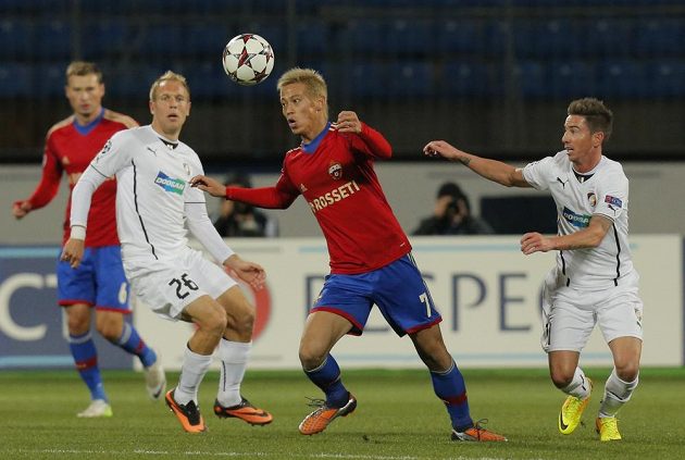 Keisukeho Hondu (uprostřed) se snaží zastavit plzeňští Milan Petržela (vpravo) s Danielem Kolářem.