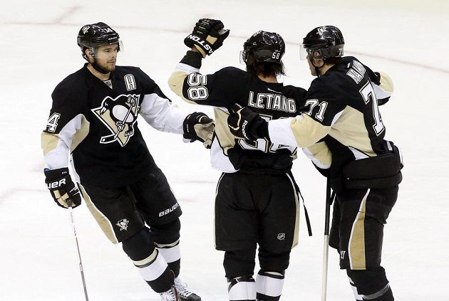 Hokejisté Pittsburghu Chris Kunitz (14), Jevgenij Malkin (71) a Kris Letang (58) se radují z gólu v duelu s NY Rangers.