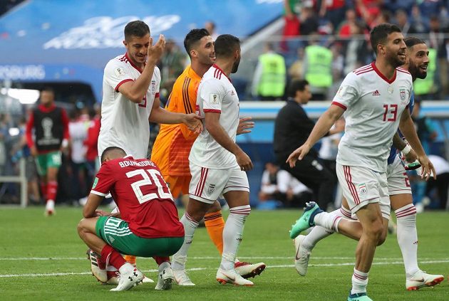 Fotbalisté Maroka smutní, rivalové z Íránu se naopak topí ve štěstí. Zápas outsiderů skupiny B fotbalového MS rozhodla vlastní branka ve prospěch Íránu.