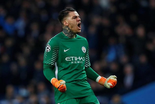 Brankář Manchesteru City Ederson slaví poté, co se jeho tým po zásahu Gabriela Jesuse dostal do vedení v odvetném čtvrtfinále Ligy mistrů s Liverpoolem.