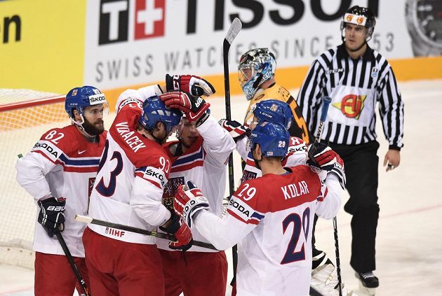 Michal Vondrka (82) oslavuje se spoluhráči gól na 1:1 během utkání hokejového mistrovství světa mezi Německem a Českou republikou.