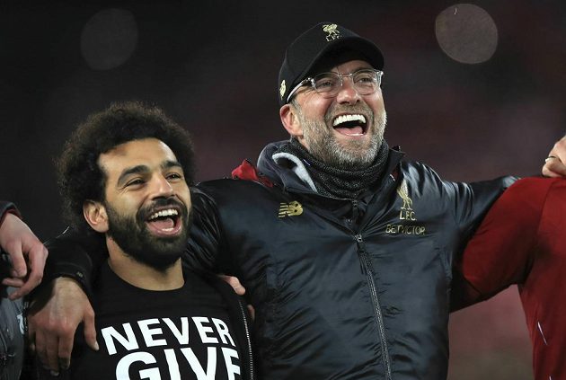 Liverpoolská zraněná opora Mohamed Salah (vlevo) a kouč Jürgen Klopp po boji s Barcelonou.