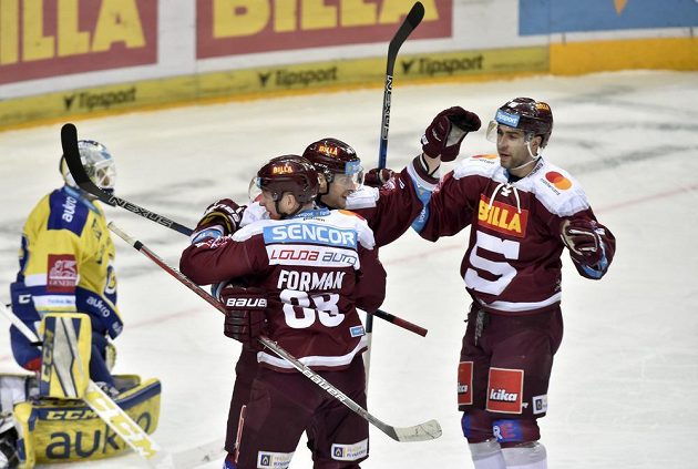Střelec druhého gólu Sparty Jan Buchtele (uprostřed) se raduje se spoluhráči Miroslavem Formanem a Andrejem Kudrnou (vpravo). Sparta využila přesilovou hru.