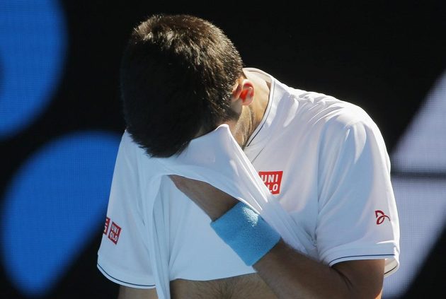Obličej v dlaních. Takhle si Novak Djokovič utkání s Istominem jistě nepředstavoval.