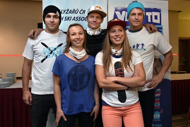 Lyžaři a snowboardistky před začátkem nové sezóny. Zleva Josef Kalenský, Šárka Pančochová, Tomáš Kraus, Eva Samková a Kryštof Krýzl.