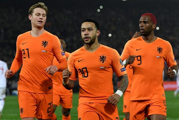 Nizozemský fotbalista Memphis Depay slaví gól v síti Běloruska v kvalifikaci o postup na EURO 2020.
