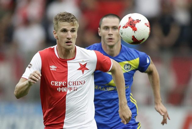 Slávistický obránce Jakub Jugas (vlevo) v souboji s Nikolajem Signěvičem z Borisova.