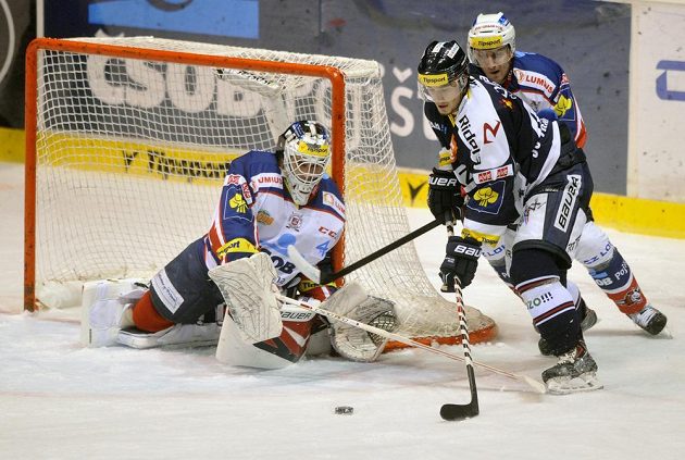 Zleva brankář Martin Růžička z Pardubic, Petr Strapáč z Vítkovic a pardubický Aleš Píša.