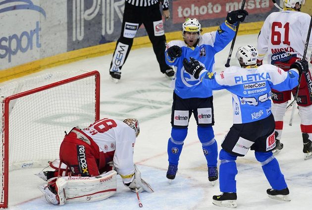 Útočník Plzně Radek Duda (uprostřed) se raduje z gólu. Vpravo je útočník Václav Pletka, vlevo překonaný brankář Slavie Dominik Furch.