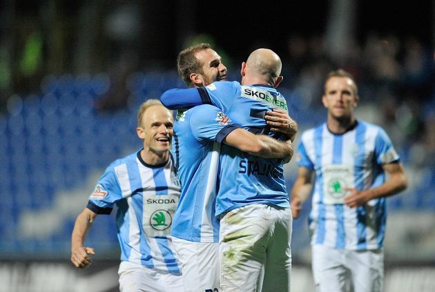 Boleslavští fotbalisté Jan Kysela a autor prvního gólu v zápase s Brnem Jiří Štajner (uprostřed).