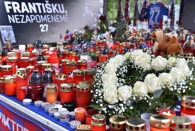 Fanoušci zapalovali v Plzni svíčky na pietním místě pro Františka Rajtorala před zápasem Viktoria Plzeň - Dukla Praha.