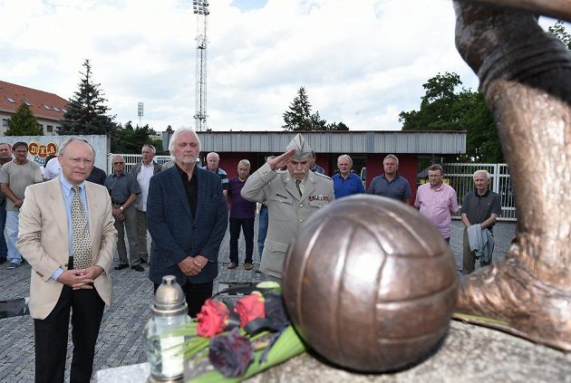Spoluhráči, kamarádi a zástupci Dukly Praha u sochy Josefa Masopusta, kde uctili jeho památku dne 29. června 2015 u stadiónu Juliska v pražských Dejvicích.