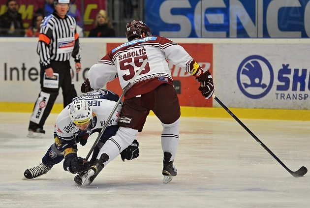 Plzeňský obránce Jakub Jeřábek (vlevo) se pokouší zastavit sparťanského útočníka Roberta Saboliče v utkání 40. kola Tipsport extraligy.
