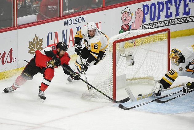 Ani obránce Penguins Tom Dumoulin (8) nezabránil Zacku Smithovi (15) ve skórování. Brankář Pittsburghu Marc-André Fleury (29) se natahoval marně.