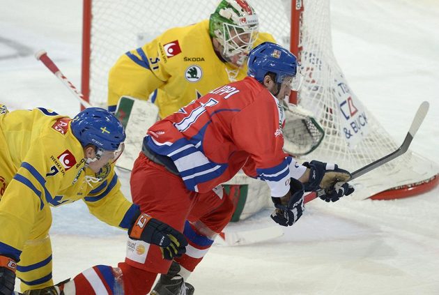 Český útočník Tomáš Filippi (v červeném dresu) před švédským brankářem Andersem Nilssonem. Vlevo je obránce Seveřanů Niclas Lundgren.