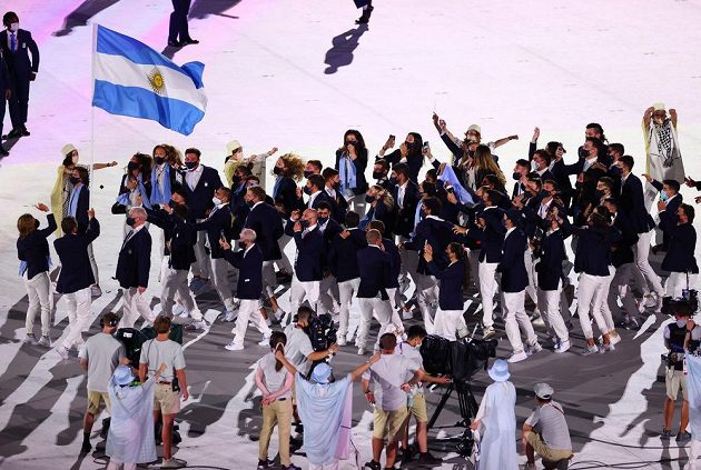 Argentinská výprava nastupuje na Olympijský stadion během zahajovacího ceremoniálu LOH 2021 v Tokiu.
