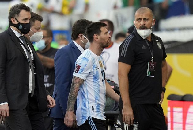 Brazilská policie začala vyšetřovat čtveřici argentinských fotbalistů, kvůli nimž se nedohrál nedělní zápas kvalifikace mistrovství světa v Sao Paulu. Ze hřiště odchází zklamaný Leo Messi.