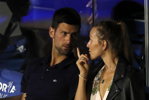 Srbský tenista Novak Djokovič (vlevo) v rozhovoru se svojí manželkou Jelenou během turnaje v Bělehradě.