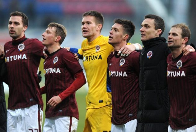 Hráči Sparty (zleva) Josef Hušbauer, Ladislav Krejčí, Tomáš Vaclík, Václav Kadlec, David Lafata a Vlastimil Vidlička oslavují vítězství v Olomouci.