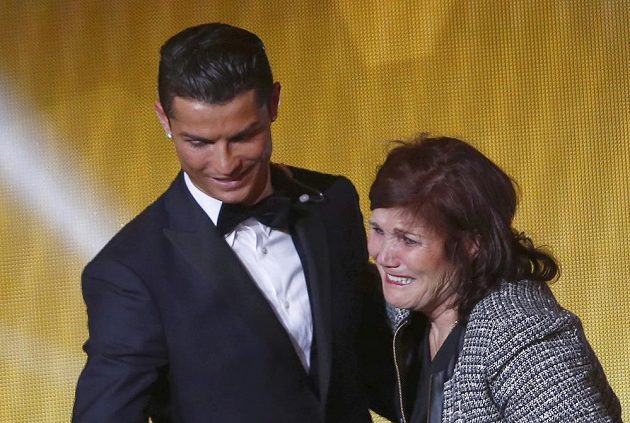 Cristiano Ronaldo a jeho matka Dolores Aveirová během vyhlášení Zlatého míče FIFA 2014.