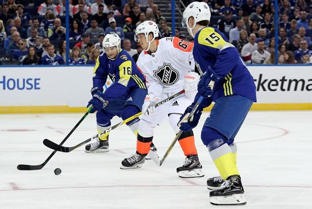 Útočník Aleksander Barkov (16) reprezentující Atlantickou divizi při Utkání hvězd NHL atakuje Rickarda Rakella, který hrál za výběr Pacifické divize.