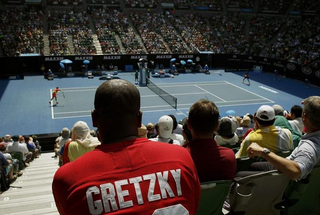 Fanoušek v triku se jmenovkou legendárního hokejisty Gretzkého sleduje osmifinále Australian Open mezi Kanaďanem Milosem Raonicem a Stanem Wawrinkou.
