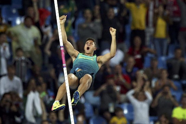Životní pokus Brazilce Thiaga Braze da Silvy, jenž zdolal 603 cm a v olympijském rekordu vybojoval zlato.