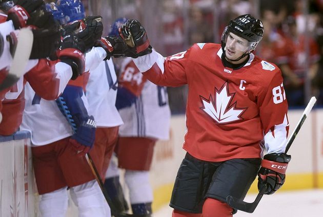 Sidney Crosby přijímá gratulace po úvodní brance zápasu s Českem na Světovém poháru.