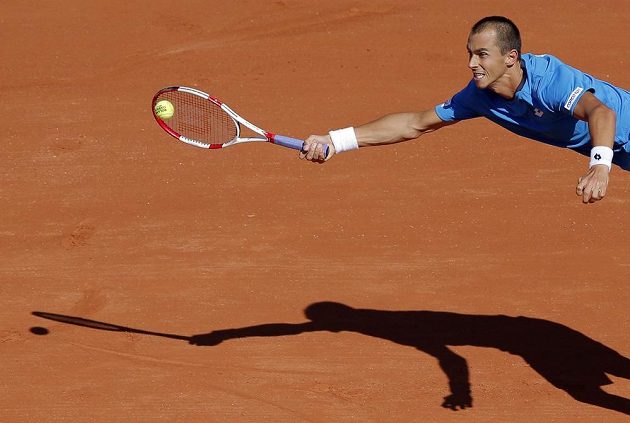 Lukáš Rosol v krkolomné pozici během semifinále Davisova poháru proti Francii.