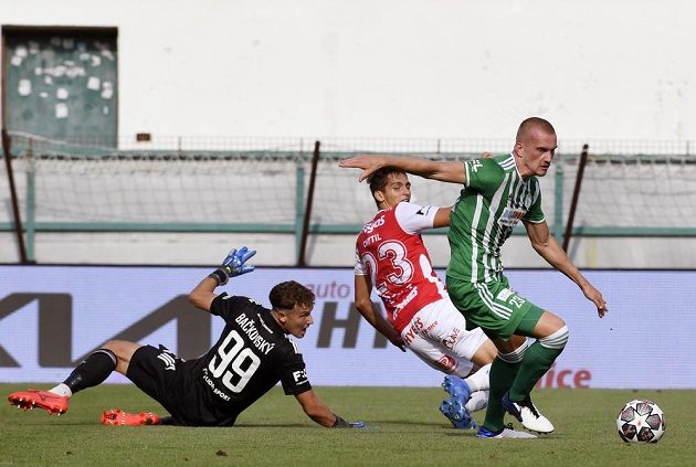 Zleva brankář Hugo Jan Bačkovský z Bohemians, Mojmír Chytil z Pardubic a Daniel Köstl z Bohemians v utkání 5. kola fortuna ligy.