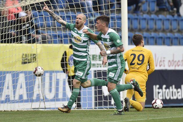 Zleva David Bartek a Antonín Vaníček z Bohemians se radují z gólu, vpravo je brankář Slovácka Matouš Trmal.
