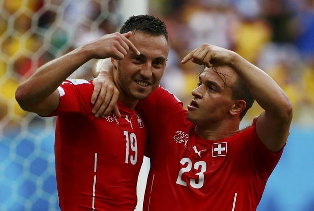 Autor hattricku Xherdan Shaqiri (vpravo) slaví svůj druhý gól proti Hondurasu s Josipem Drmicem.