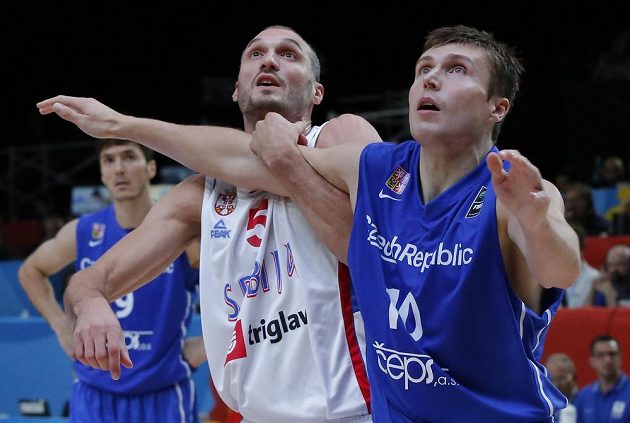 Marko Simonovič ze Srbska v souboji s českým basketbalistou Pavlem Houškou (vpravo) ve čtvrtfinále ME.