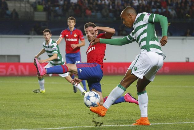 Ofenzivní fotbalista CSKA Moskva Zoran Tošič se snaží zblokovat míč z kopačky Joaoa Maria (vpravo) ze Sportingu v odvetě play off Ligy mistrů.
