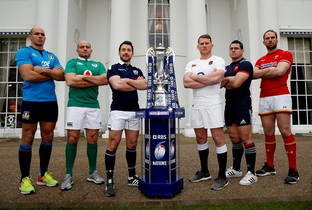 Defilé šesti kapitánů - zleva Sergio Parisse (Itálie), Rory Best (Irsko), Greig Laidlaw (Skotsko), Dylan Hartley (Anglie), Guilhem Guirado (Francie) a Alun Wyn Jones (Wales).