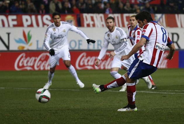 Záložník Atlétika Madrid Raúl García (č. 8) proměňuje penaltu v úvodním osmifinále Španělského poháru proti Realu.