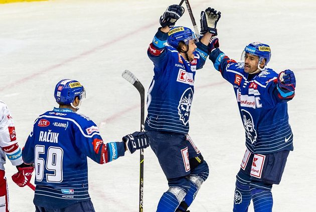 Zleva Marek Račuk z Kladna, Matěj Beran z Kladna a Tomáš Plekanec z Kladna se radují z gólu.