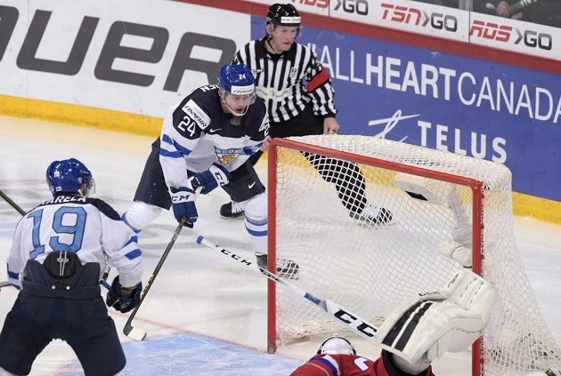 Je rozhodnuto, puk je v síti. Kasperi Kapanen (24) překonal ruského brankáře Alexandara Georgijeva a Finové se mohli radovat z triumfu na MS 20. Vlevo přihlíží Aleksi Saarela.