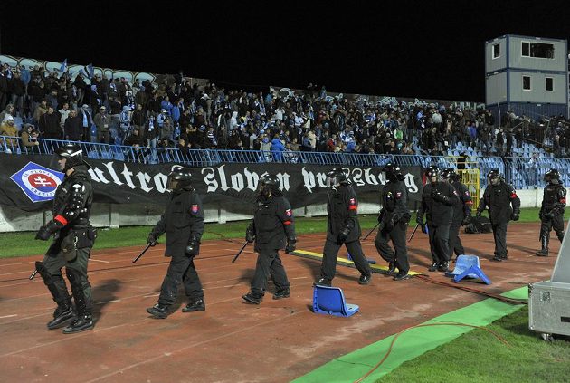 Výtržnosti v sektoru fanoušků Sparty způsobily přerušení utkání se Slovanem. Na snímku nastupují policejní těžkooděnci.