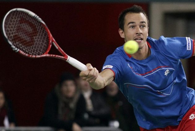 Český tenista Lukáš Rosol během pátečního souboje se Stanislasem Wawrinkou.