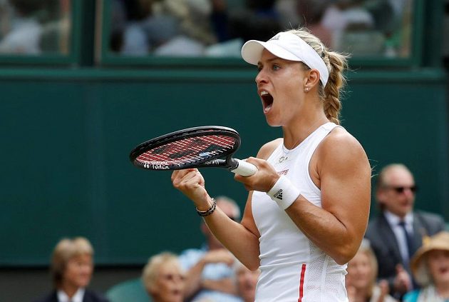 Německá tenistka Angelique Kerberová a její reakce během utkání prvního kola Wimbledonu.